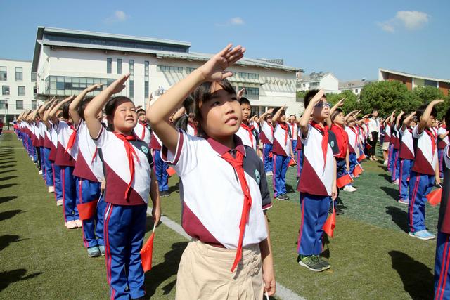 原创向国旗敬礼为祖国喝彩苏州枫桥中心小学庆祝新中国成立七十周年