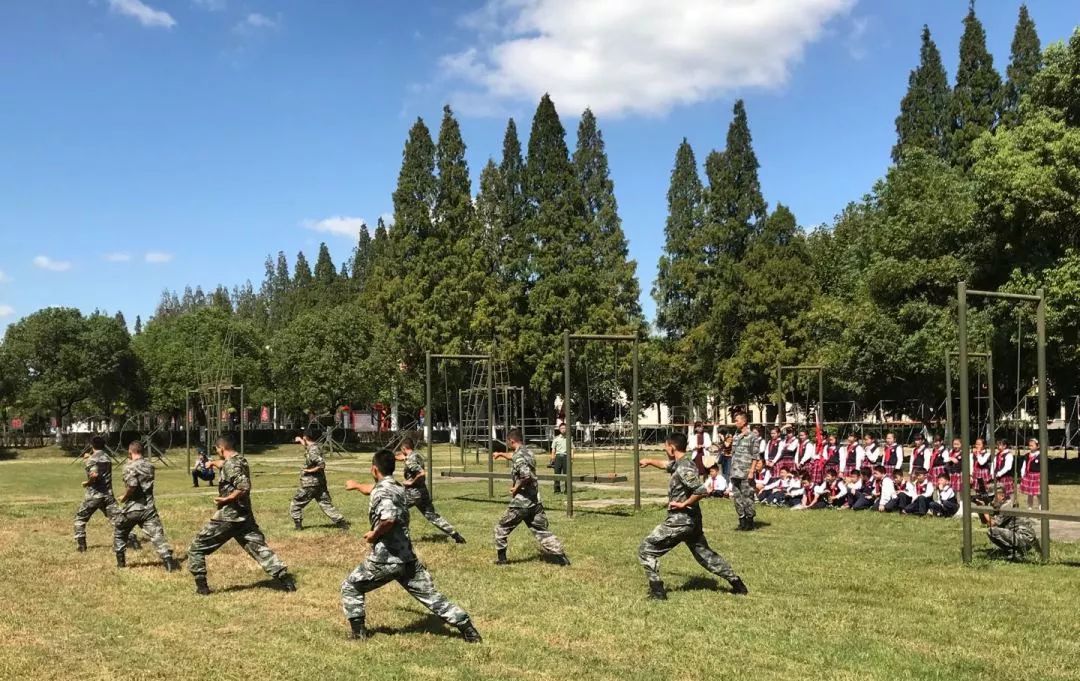 走进热血军营 点燃爱国激情_临汾