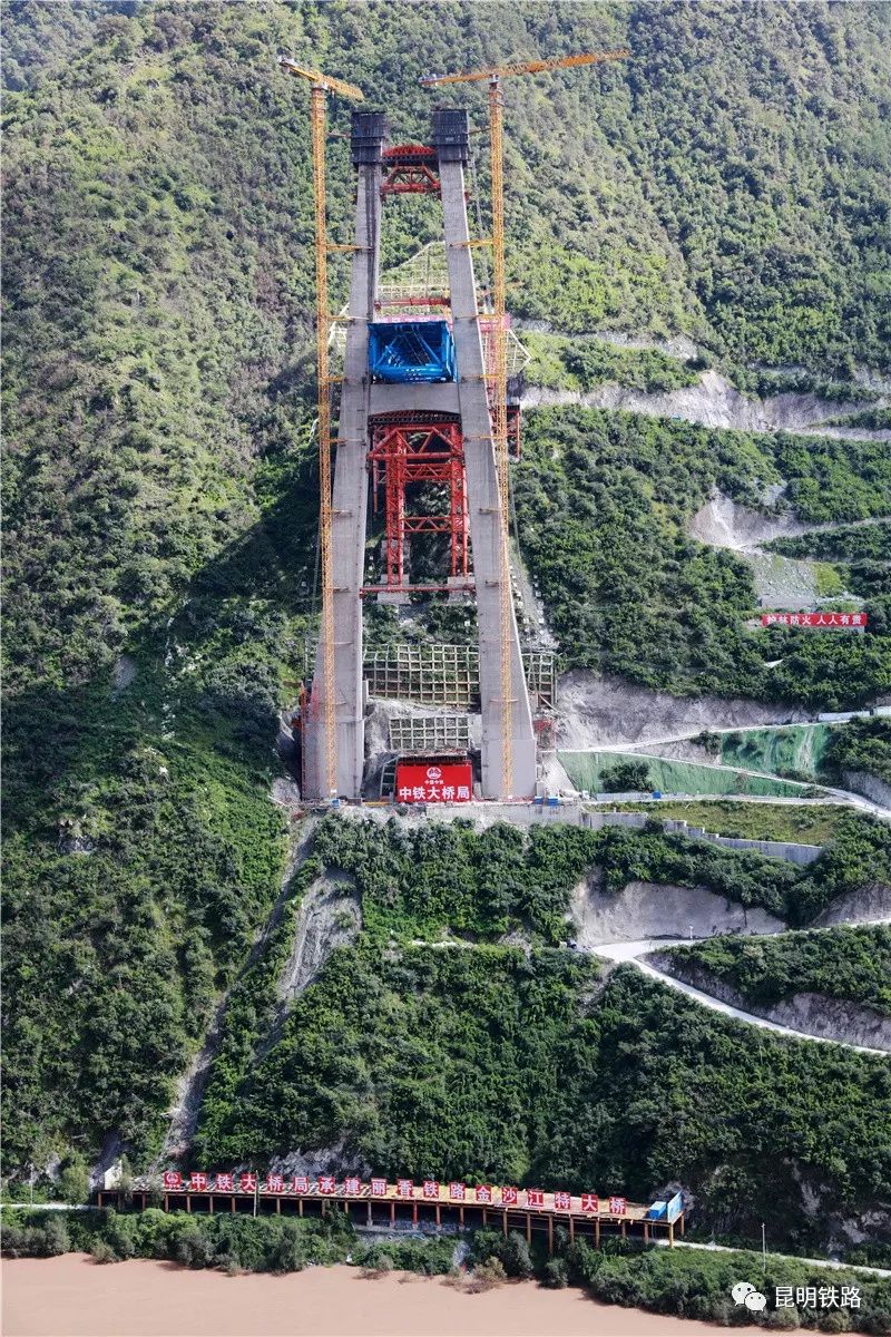 虎跳峡景区新景——国内首座大跨度铁路悬索桥丽香铁路金沙江特大桥