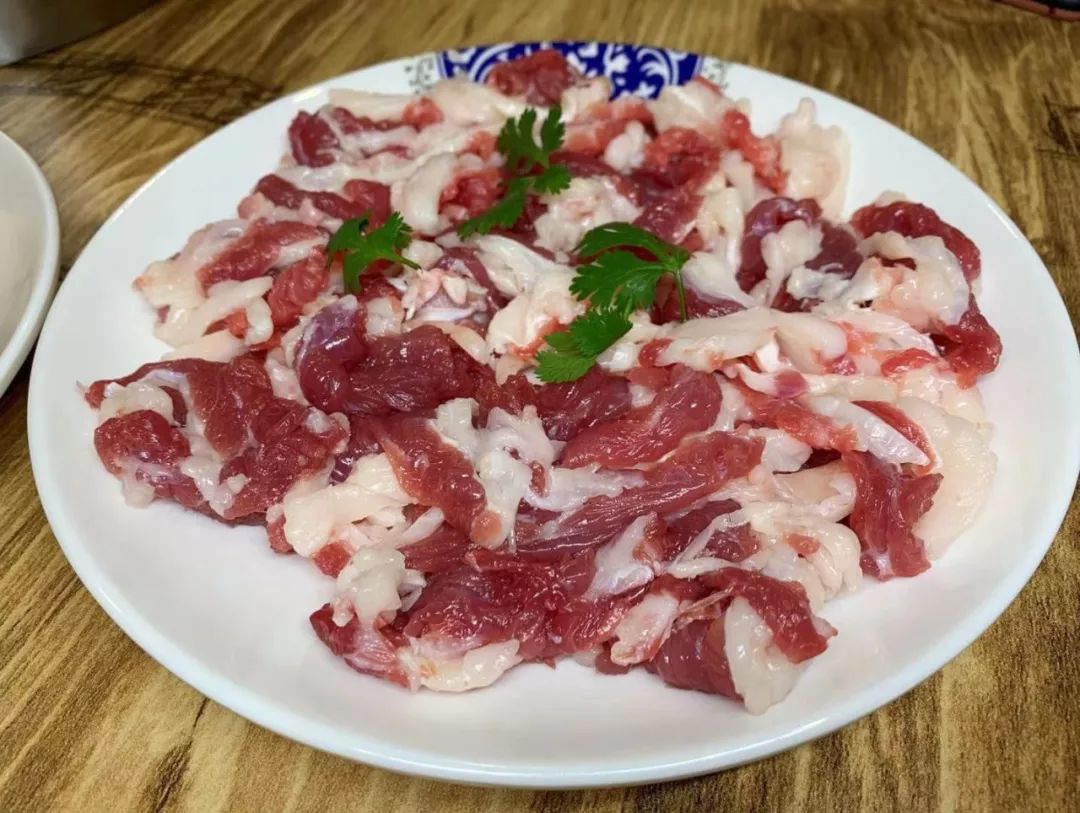 长春南关胡同里的小铝盆酒精块烤肉,鲜肉现切,吃出满满传统老味道