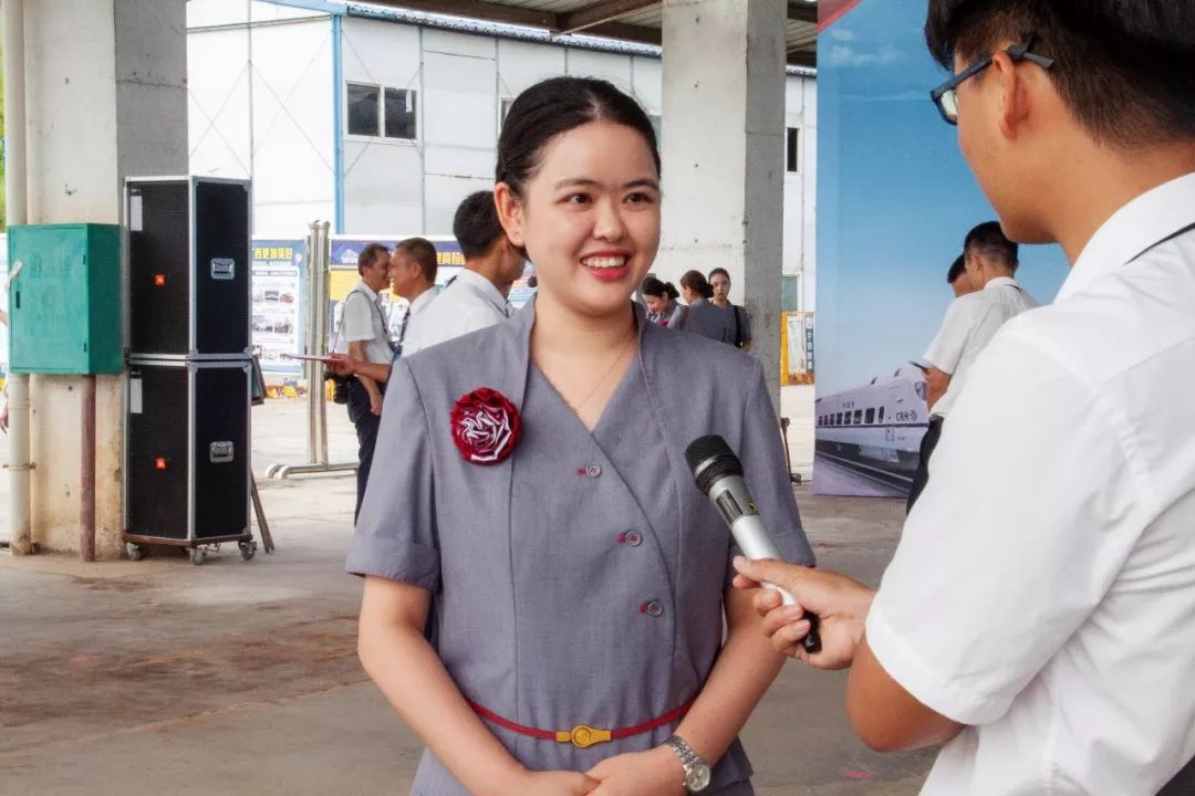 冠军的人都很帅?不,还有一位长得很美…