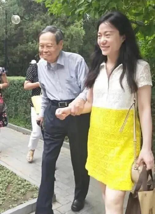 97岁杨振宁和43岁妻子翁帆的近照,又一次引来网友和舆论一片哗然