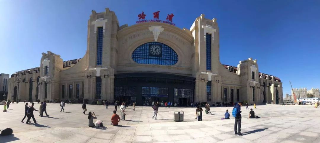 哈站南广场工程分为两部分, 一是交通枢纽工程, 二是地面景观