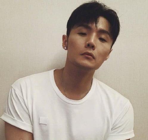 李荣浩婚后首晒照片,自黑 丑界救星