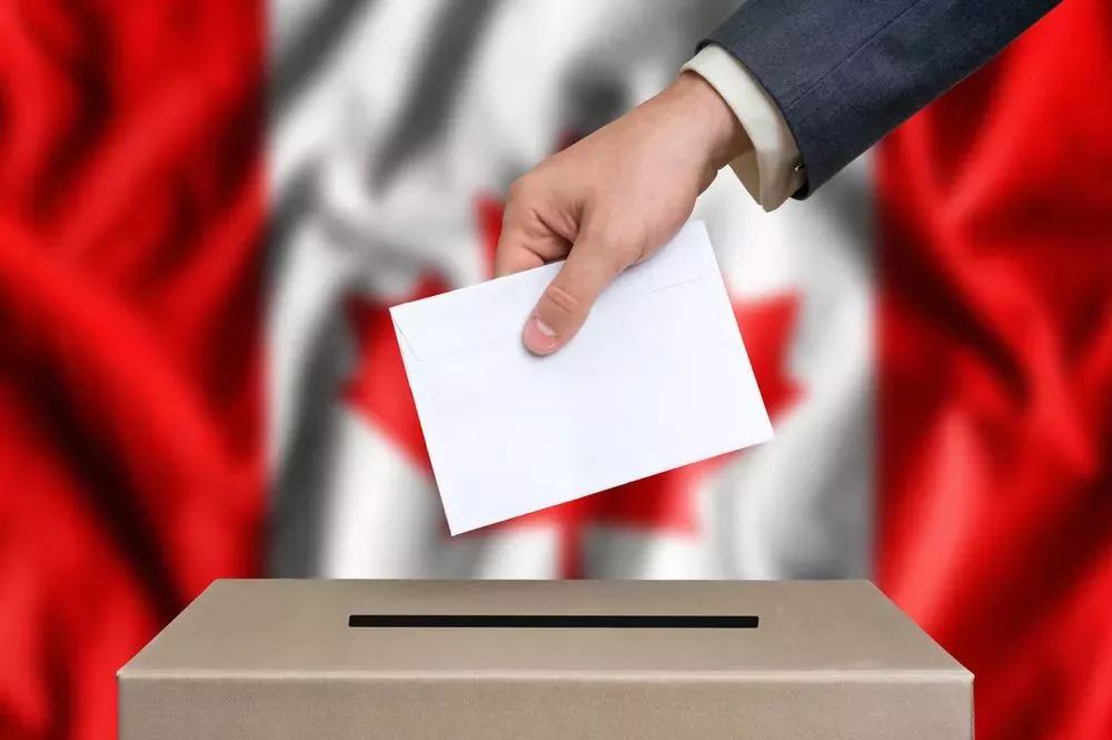 在选举日前满18岁的加拿大公民拥有投票权,可以参与投票.