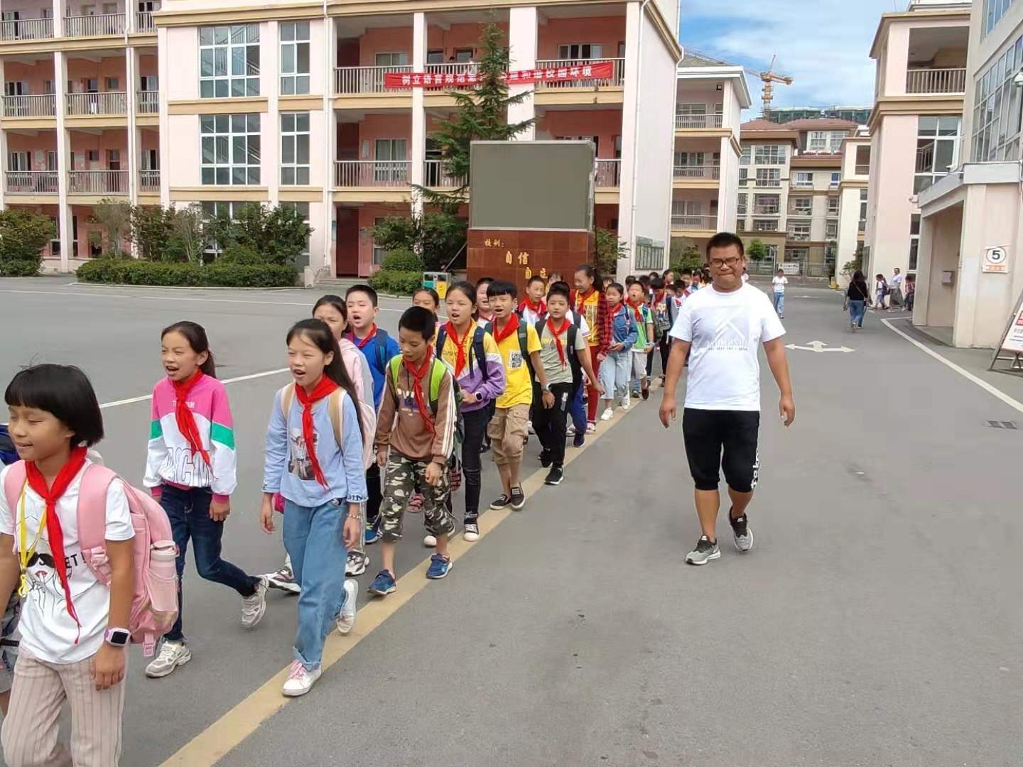 盱眙开发区实验学校诵读经典诗文,打造路队风景