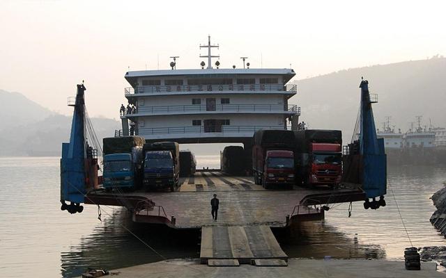 韩国巨轮在美国沉没,损失4个人和4000辆车,责任被推到日本身上