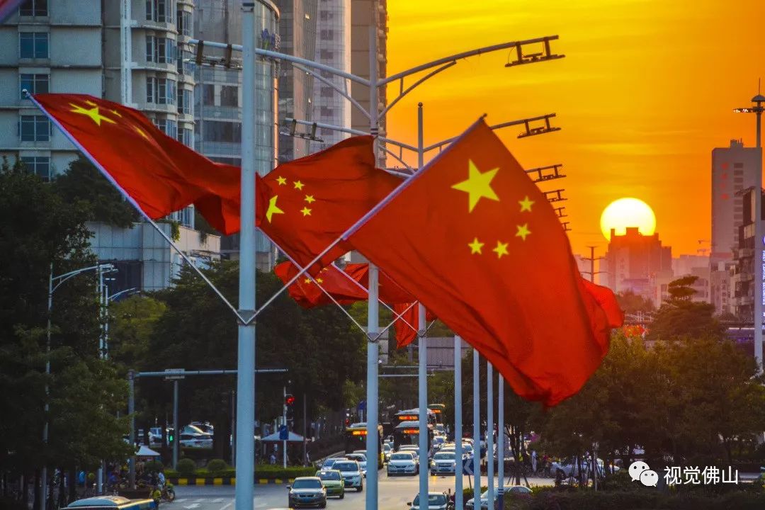 国庆节临近,佛山街头已经随处可见飘扬的五星红旗,道路,广场,公园
