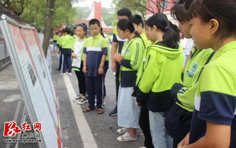 麻阳国教办,人武部组织干部,职工和民兵走进辖区的民族中学开展"赞颂