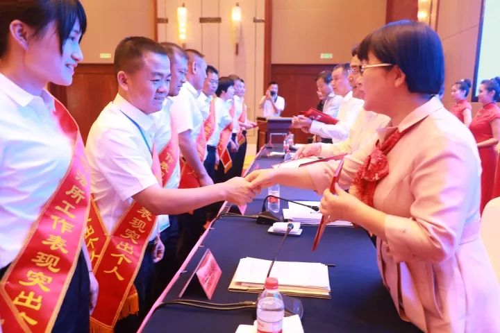 为全省司法所工作表现突出单位和个人代表颁奖与会人员还调研考察了常德