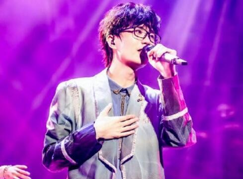 33岁许嵩恋情疑曝光,抖音就关注她一个人,女方曾是好声音学员