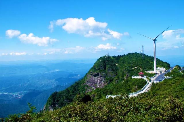 欣赏著名书法家李尔重先生的摩崖石刻"登高必自卑",俯视九宫山全景