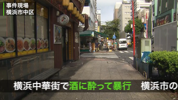 日本消防员街头喝酒闹事中国店员上前关心被殴打