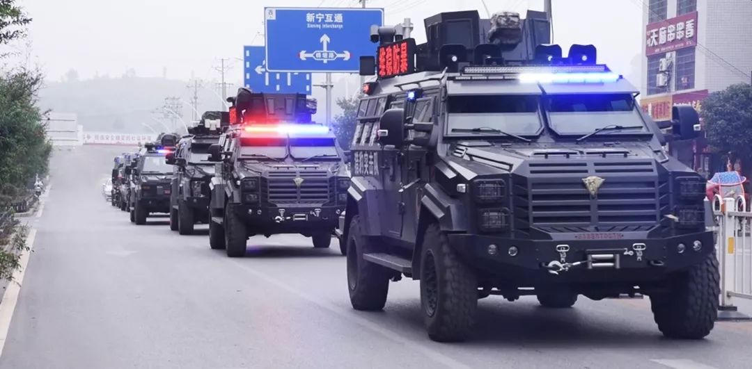 新宁街头突现大批特警装甲车,市民们都看呆了!
