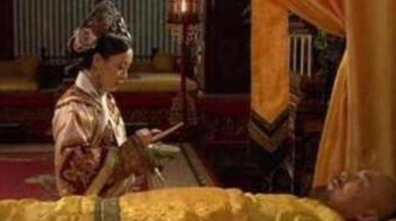 原创甄嬛:雍正弥留之际,为何盯着甄嬛,一直拽着床帘不松手?
