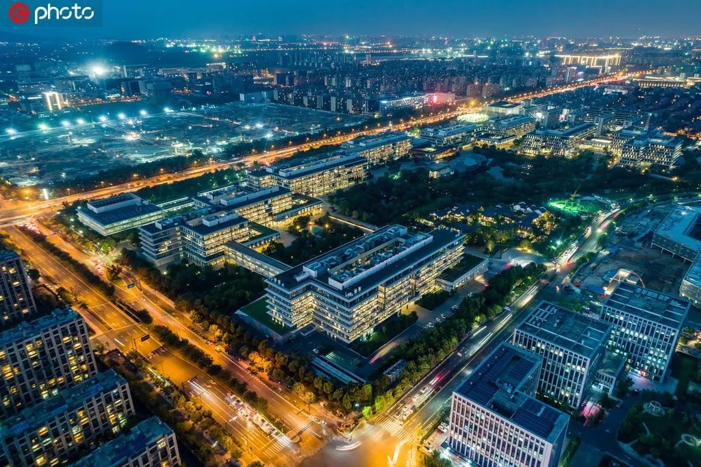 航拍位于杭州的阿里巴巴总部夜景