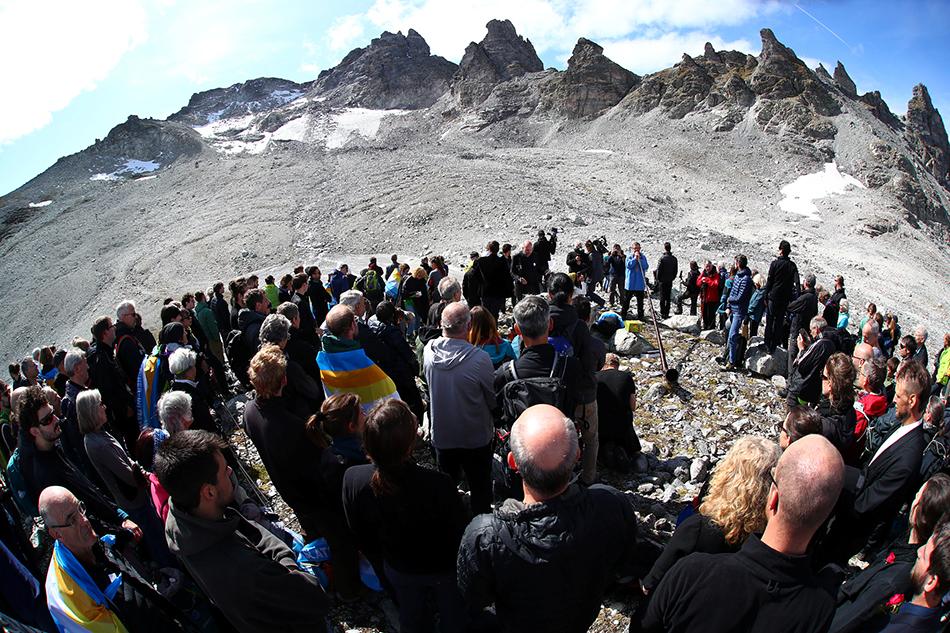 阿尔卑斯山冰川“热化”了，百名环保人士穿黑衣“送葬”