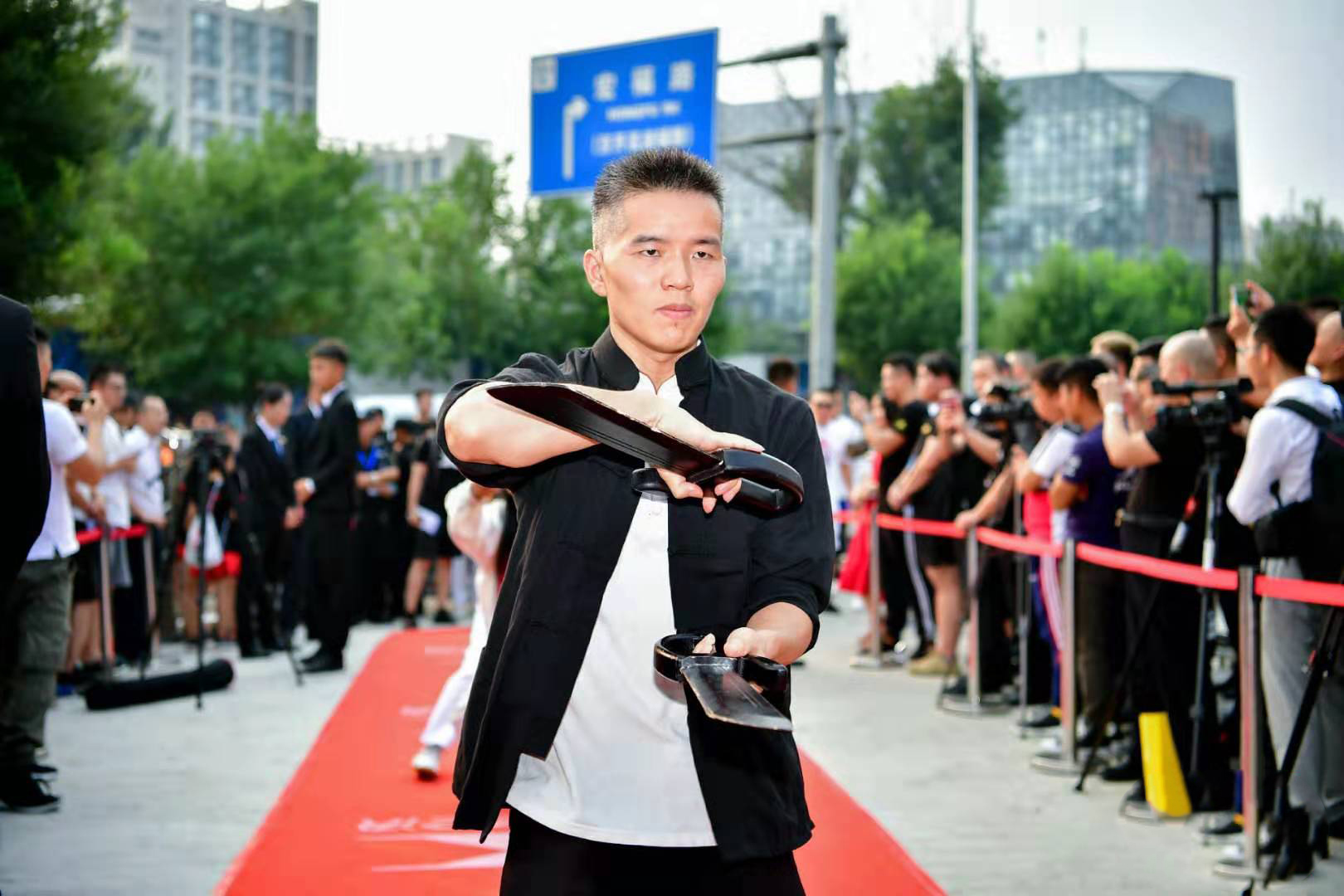 咏春拳大师余昌华和丁浩遭民间高手挑战,声称:你们俩可以一起上