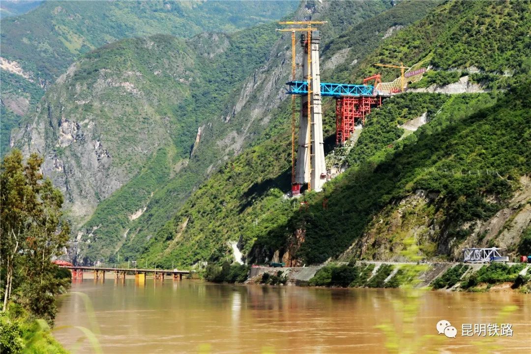 虎跳峡景区新景——国内首座大跨度铁路悬索桥丽香铁路金沙江特大桥