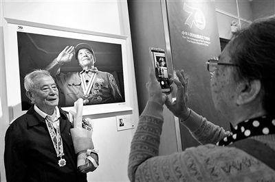 “老战士肖像摄影展”在北京开展展出47幅老战士肖像