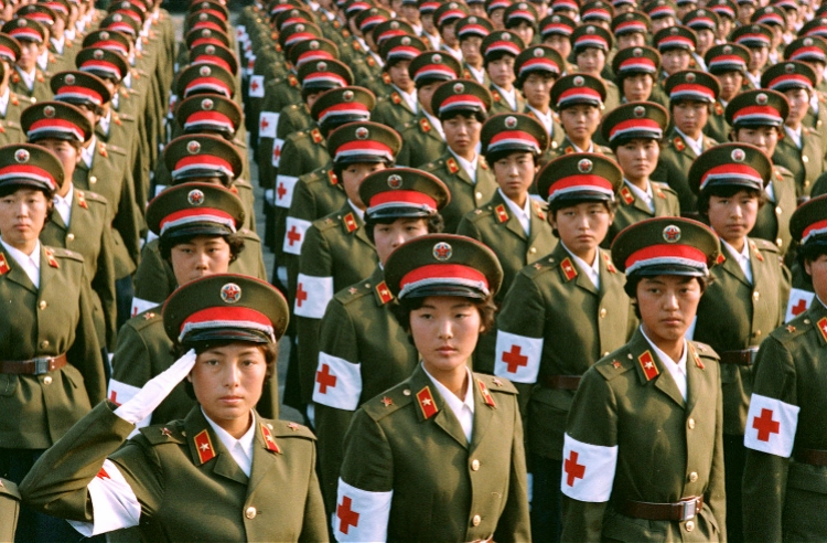 1959年国庆阅兵时,他们使用的还是进口的捷克牵引车拉着苏式加农炮.