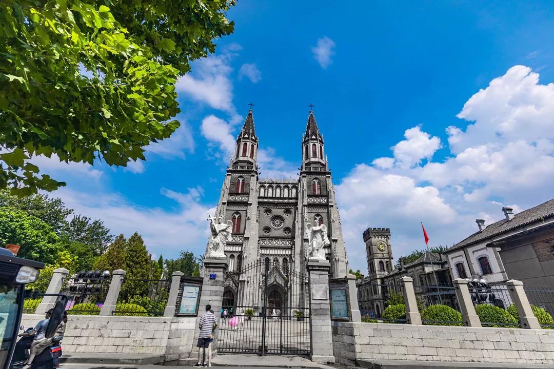 洪楼教堂位于洪楼广场北侧,东邻山东大学老校,建成时是济南市也是华北