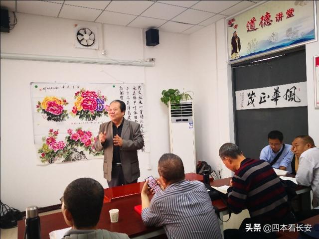 四本张培忠向韩荣辉赠送了他的书法朋友作品"山水咸宁"以示诚挚祝贺.