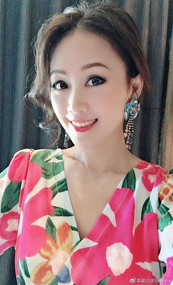 绝世美女梁小冰50岁不服老整成蛇精脸僵硬似硅胶娃娃