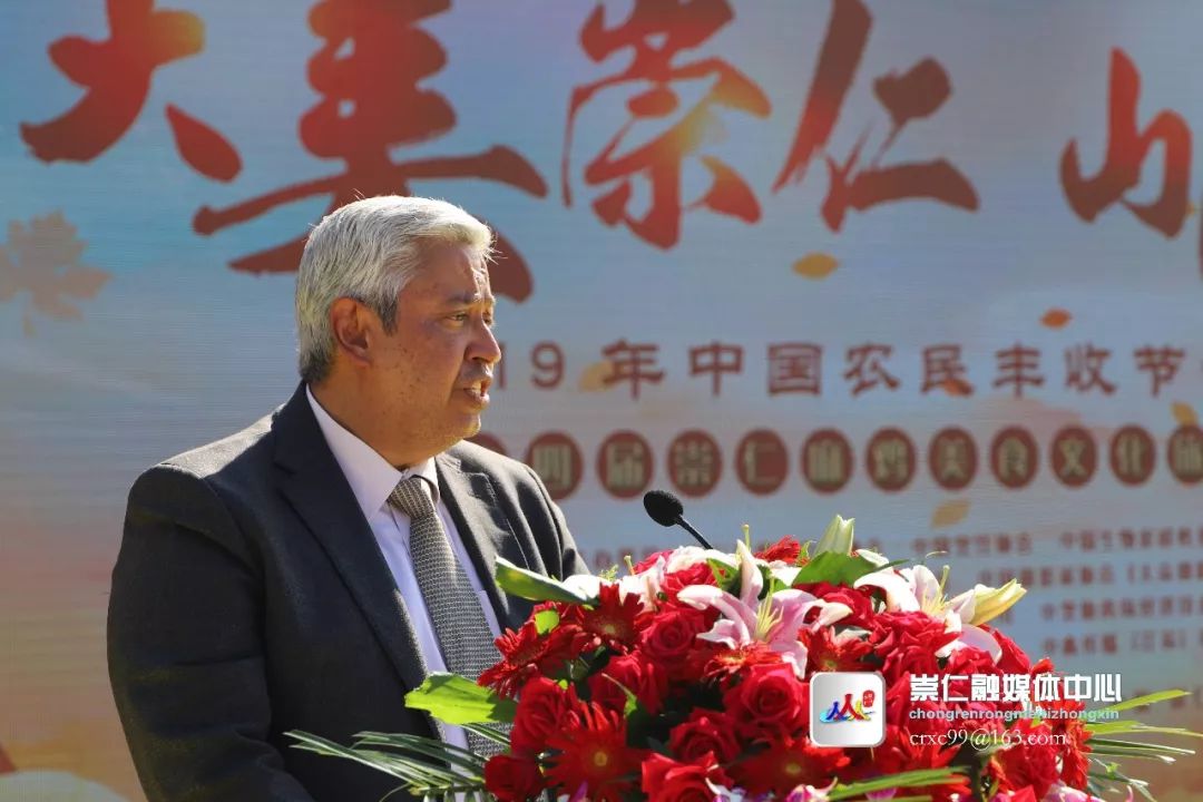 县人大常委会副主任,现代农业示范园管委会主任章新友接牌.