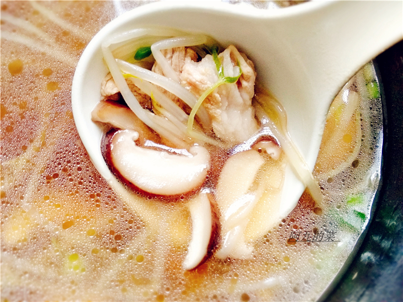——蘑菇豆芽肉汤——