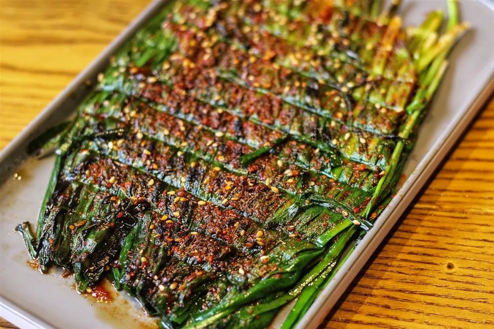 烧烤里,肉质火候很关键, 就连烤韭菜也是个技术活, 韭菜鲜嫩翠绿劲儿