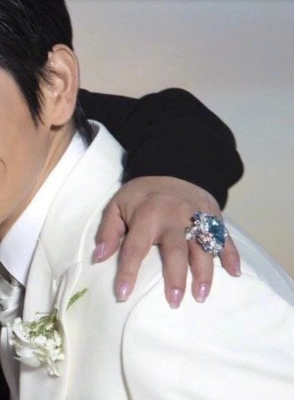 向太晒向佐郭碧婷结婚照,当看到郭碧婷向太的