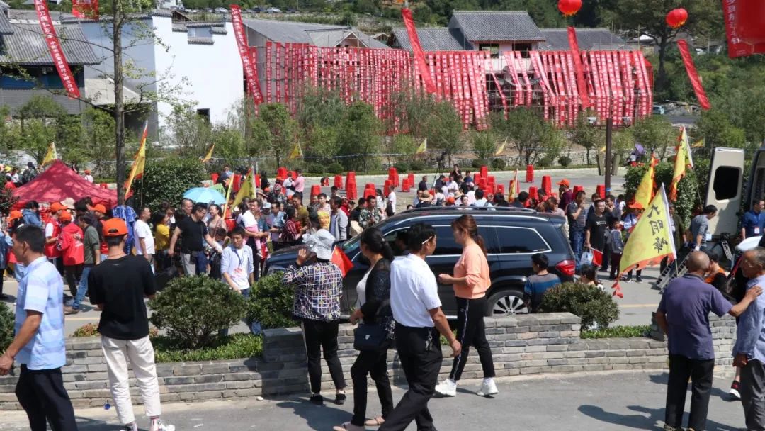 今天,丹江口官山镇!人山人海!