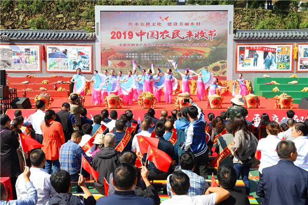 活动现场对韦小川等20名安康市"优秀职业农民,李增义等25名安