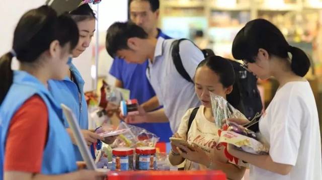 福州市东二环泰禾广场前往和彼小星爱心志愿服务队一起快跟上小星的
