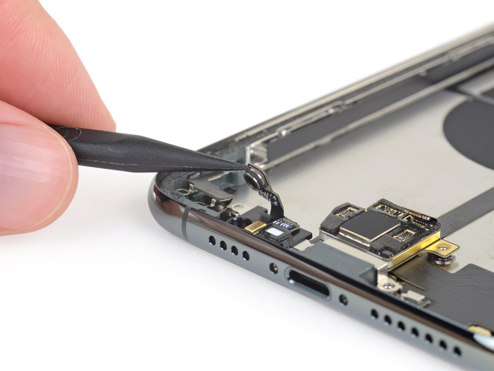 iphone充电口内部构造,lightning接口拆解图 新款 iphone 的电池跟大,有两根连接线,可能时为了反向无线充电.