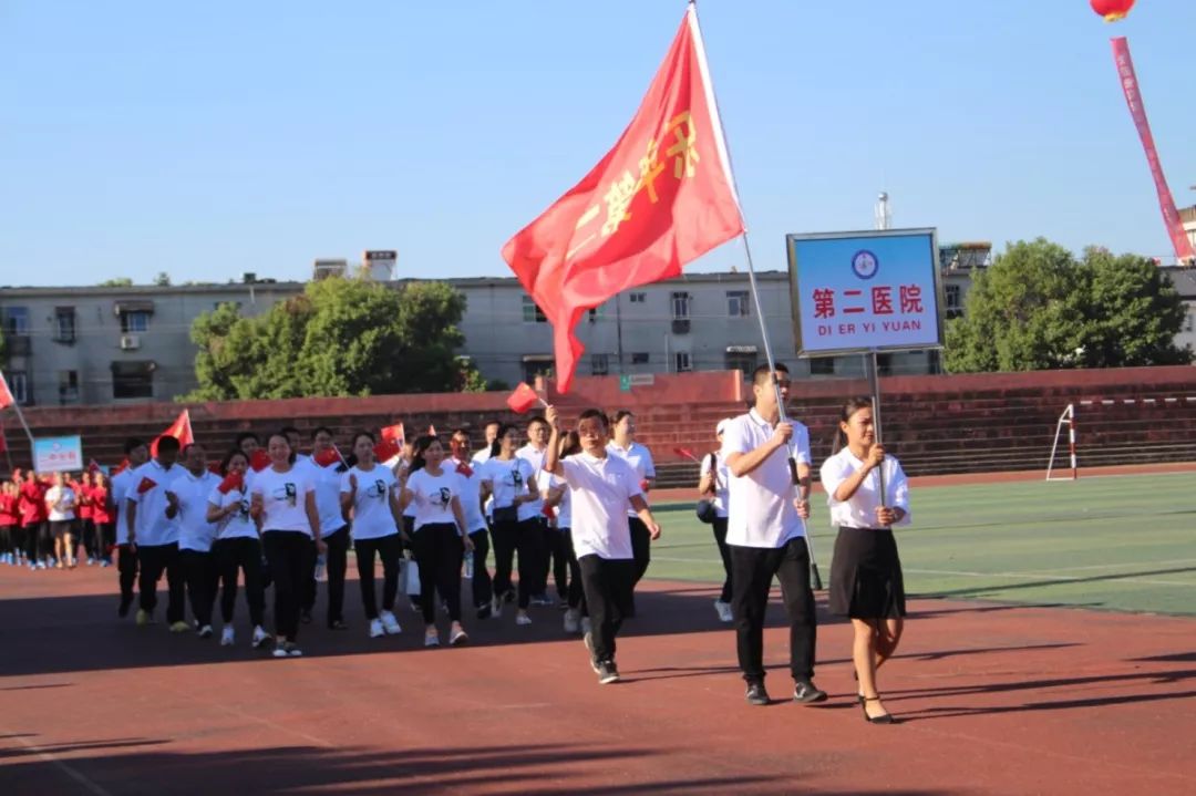 昨天早上8:00,乐平三中田径场全是人,堪称乐平一大体育盛会!