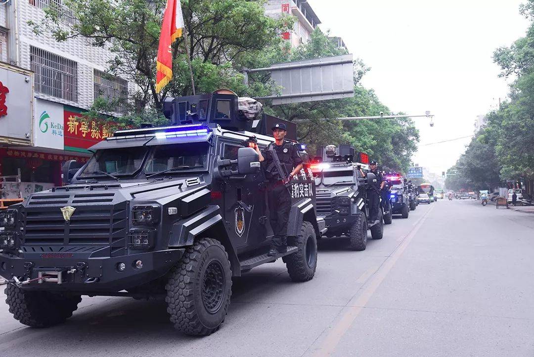 新宁街头突现大批特警装甲车,市民们都看呆了!
