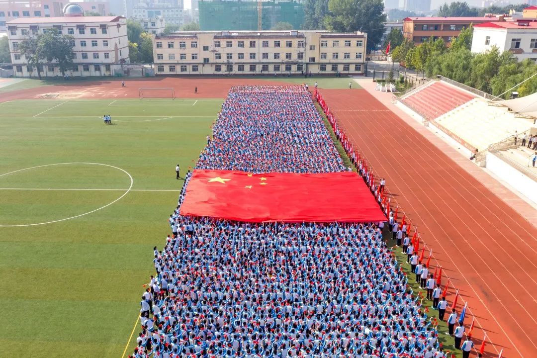 19米巨幅国旗从石门到雄安,安新中学5000余名师生隆重