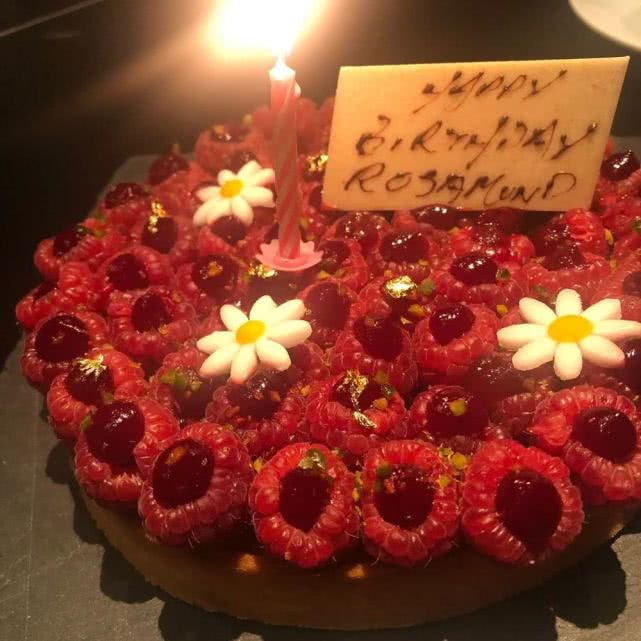 關之琳過57歲生日，收3個鮮花蛋糕，獲3位俊男一起陪同慶生 娛樂 第5張