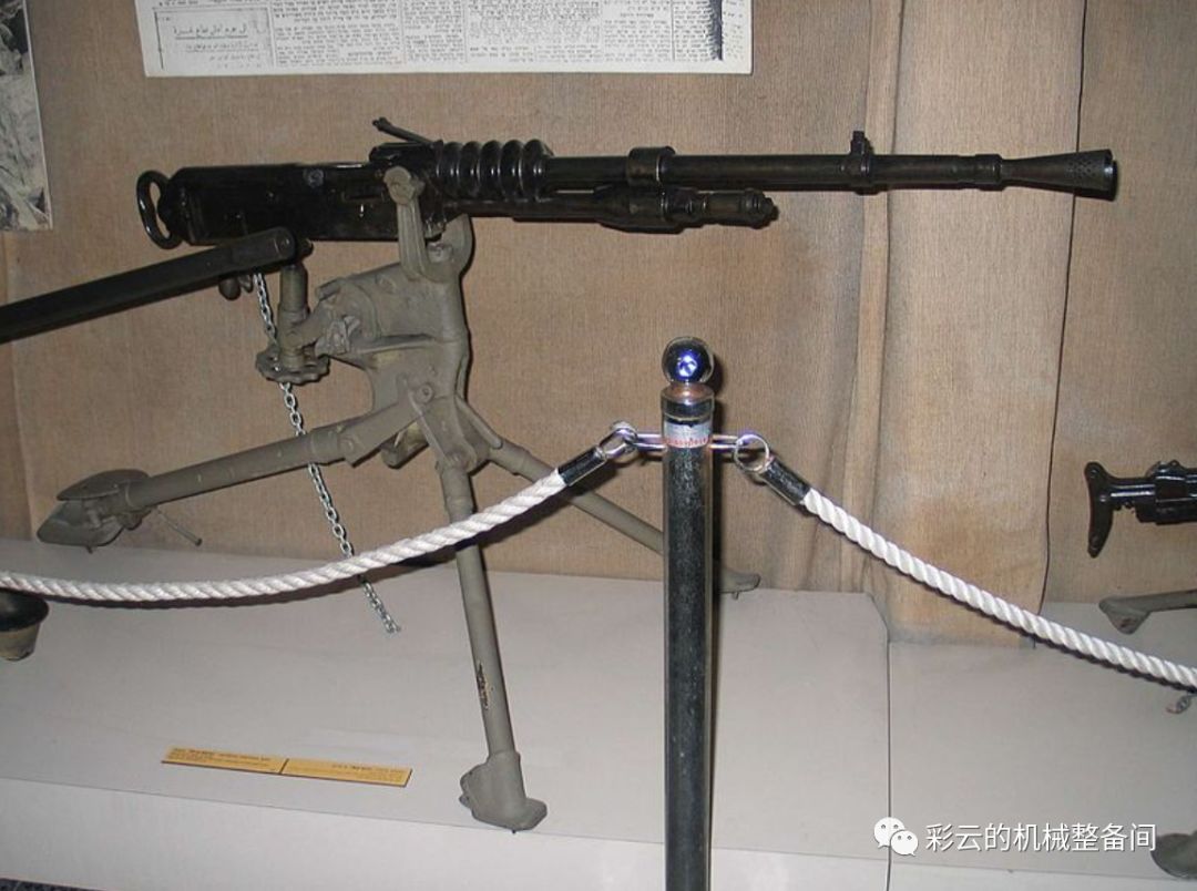 哈奇开斯m1914重机枪是如何工作的?弹钣是怎么送弹的?