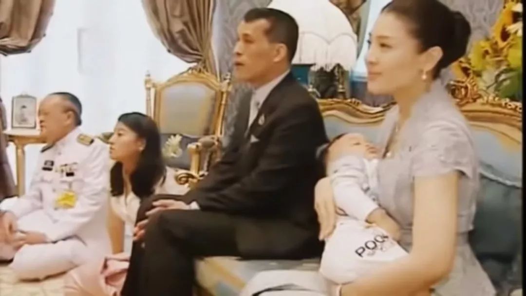 原创泰国王子过周岁真隆重!国王教儿子下跪礼仪,王妃依偎在旁好