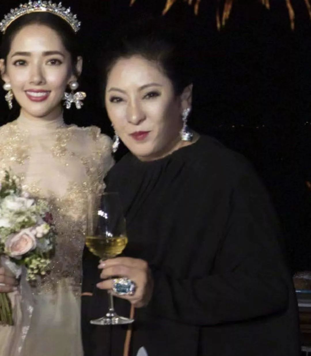 再瞅瞅合照里向太手上巨大的珠宝,果然有钱的人的快乐就是这么朴实无
