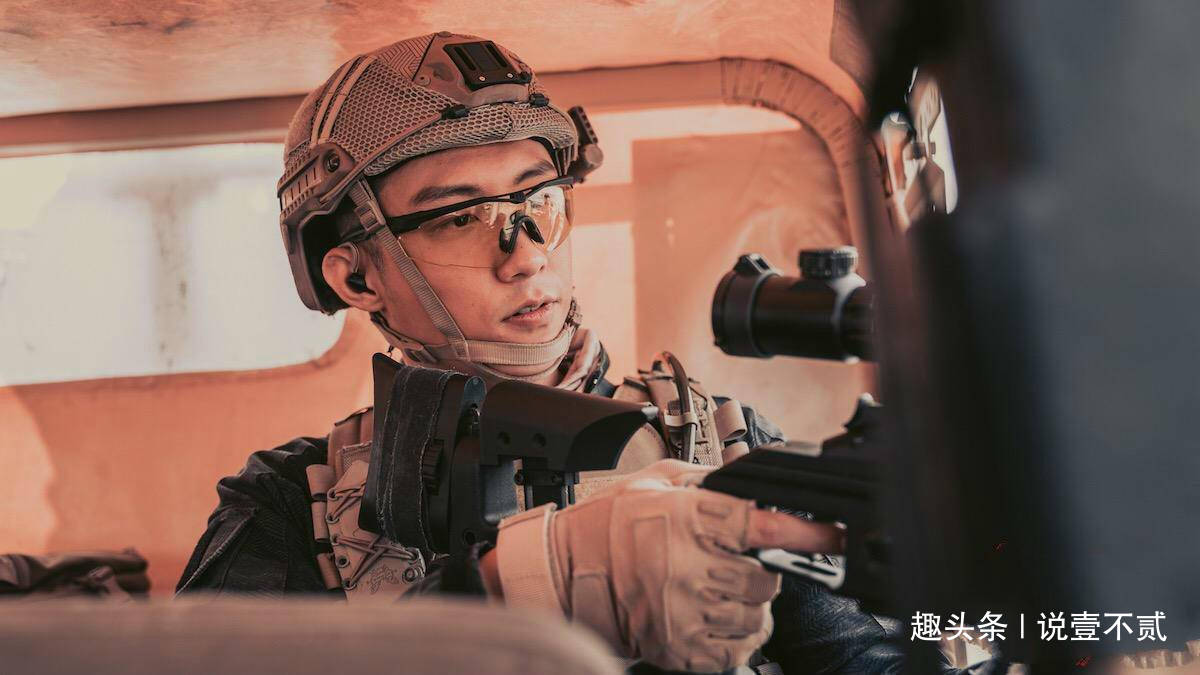 黄景瑜在《红海行动》中饰演狙击手顾顺一脚,在《决胜时刻》中饰演