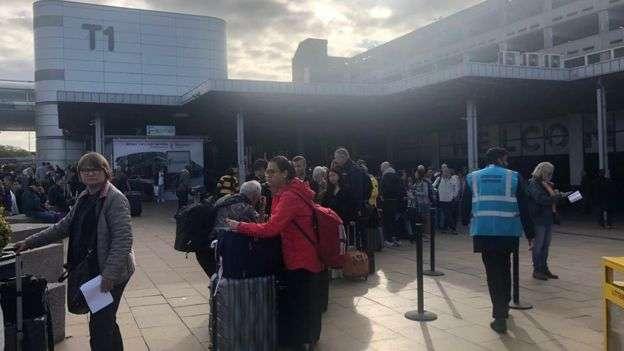 英国曼彻斯特机场火车站发现可疑包裹路面交通瘫痪数小时后恢复