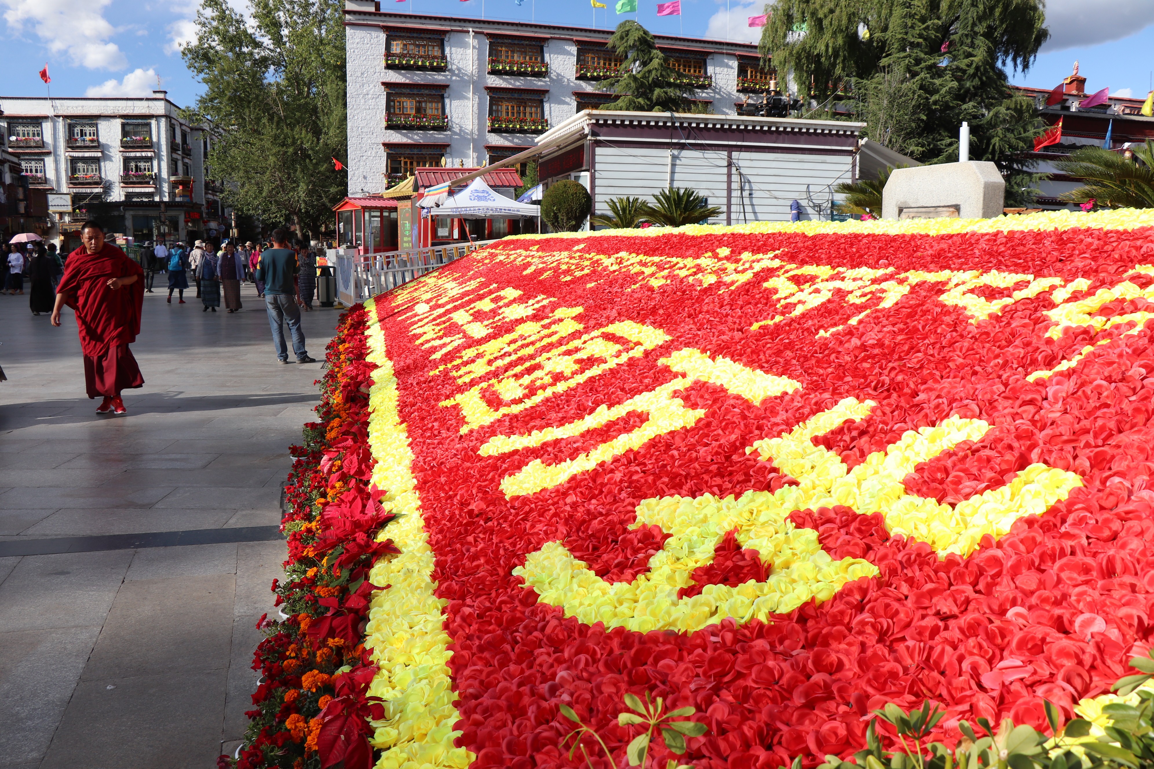 西藏拉萨欢庆新中国成立70周年主题花坛成靓丽风景