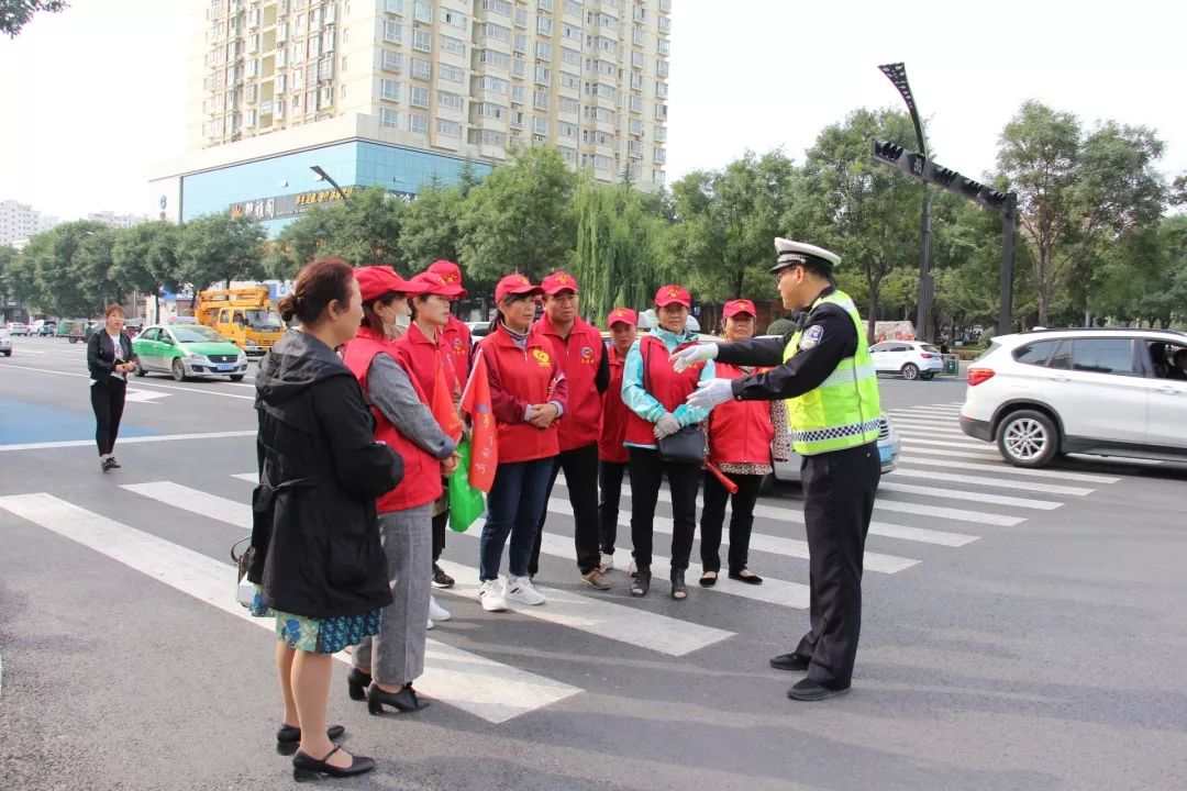 新区举办文明交通劝导员培训会