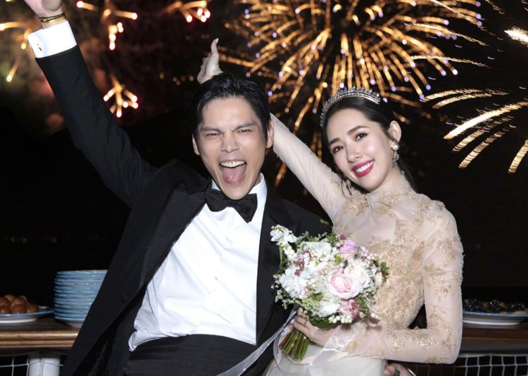 向佐郭碧婷结婚 萧敬腾现身祝福 两人同穿白色西装似孪生兄弟 向太