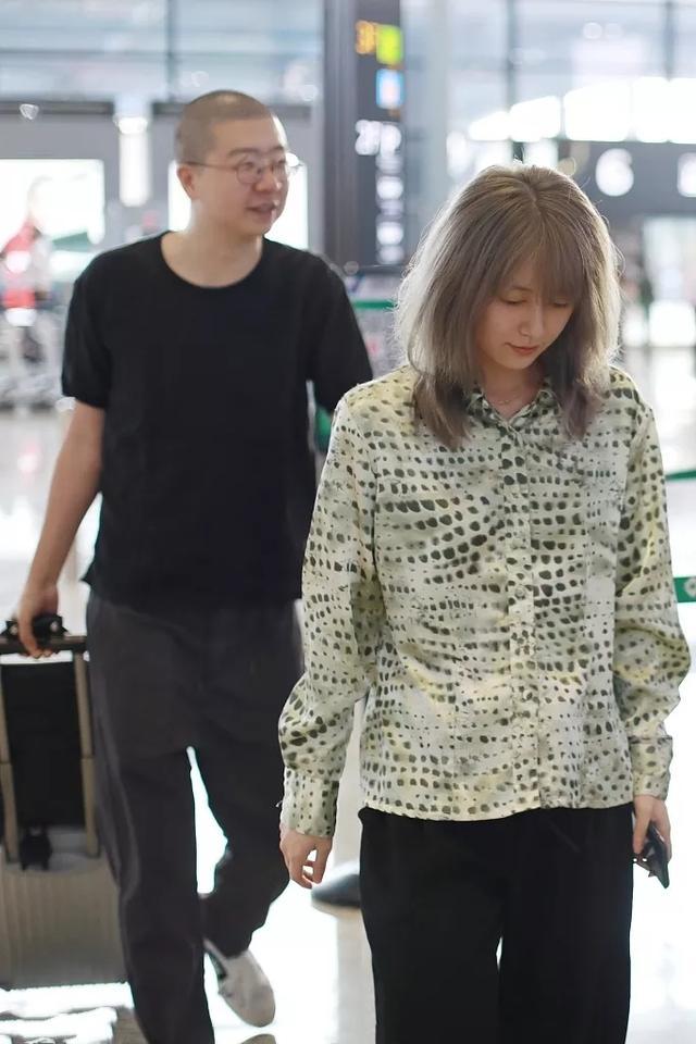 李诞带网红老婆露面,29却像39,黑尾酱穿老气衬衫撞脸热依扎