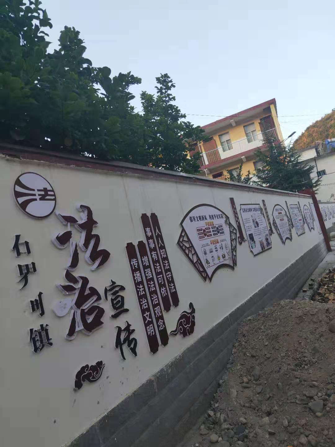 建法治长廊,筑法治阵地,法制教育从学生抓起